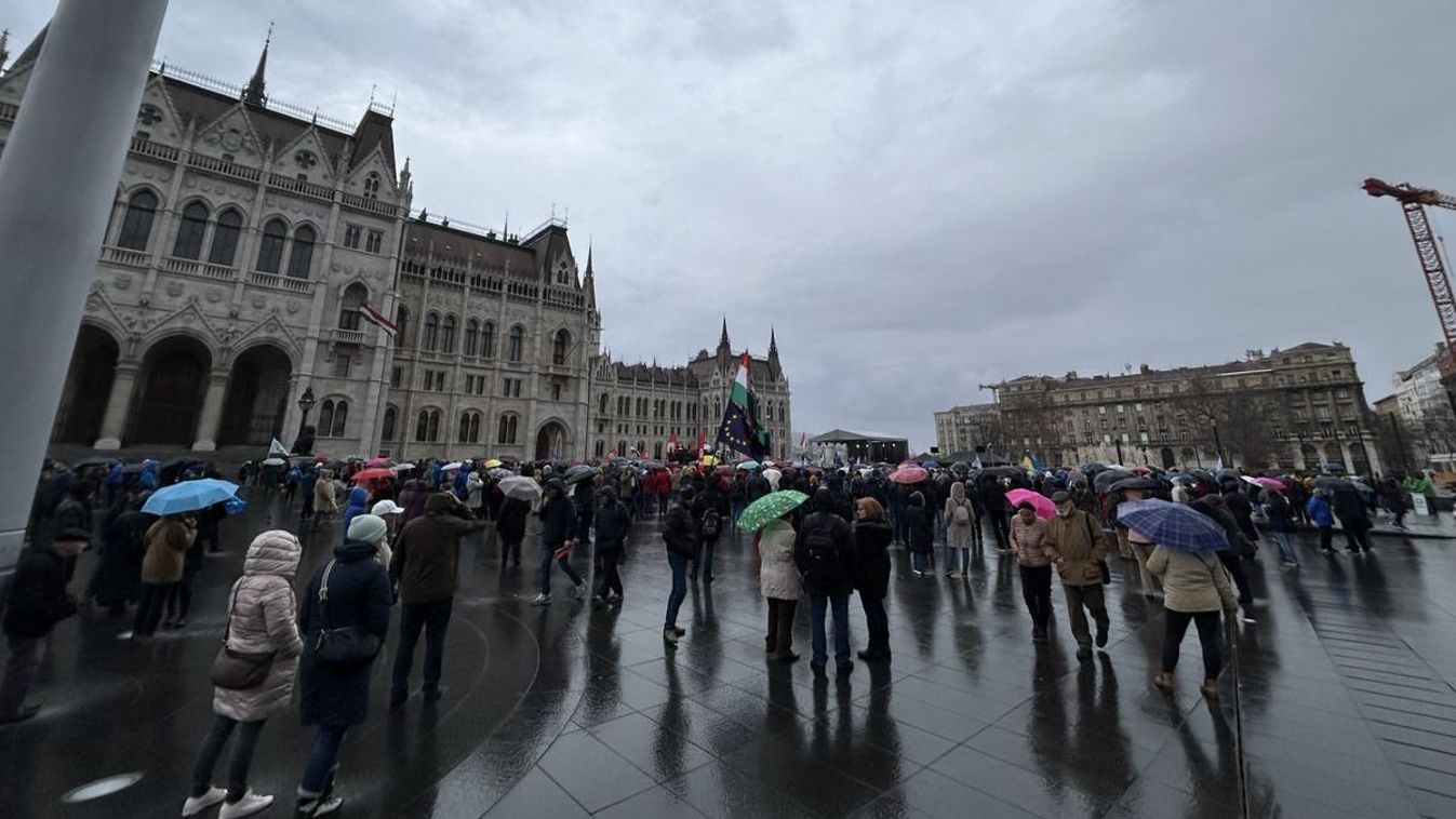 Alig voltak a baloldal vasárnapi tüntetésén