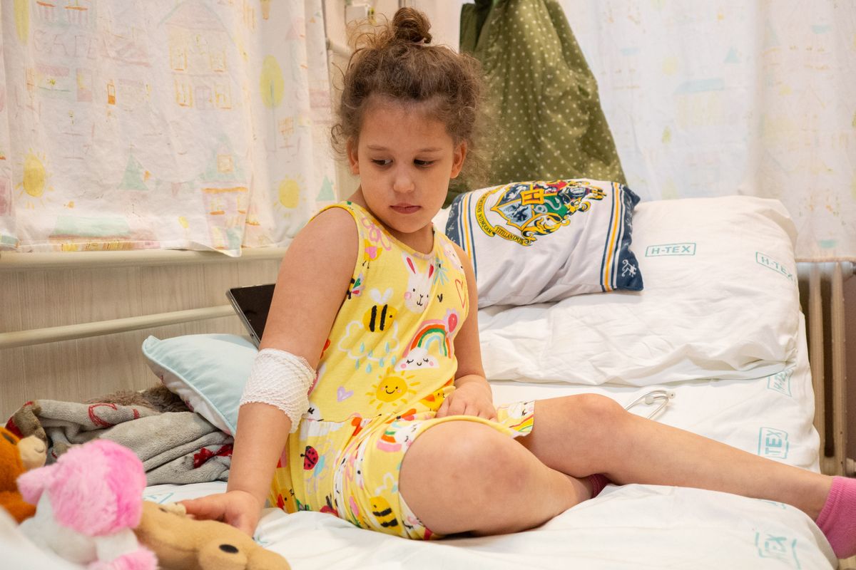 Kinga jelenleg a Heim Pál kórházban van. A baji 5 éves kislány a koponyaműtét előtt kapott negyedszerre is stroke-ot. Fél év alatt lett pokol a család élete. 
