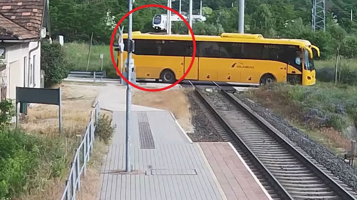 A vasúti átjárón úgy ment át a buszsofőr, hogy közben piros volt a jelzés és a vonat is érkezett
