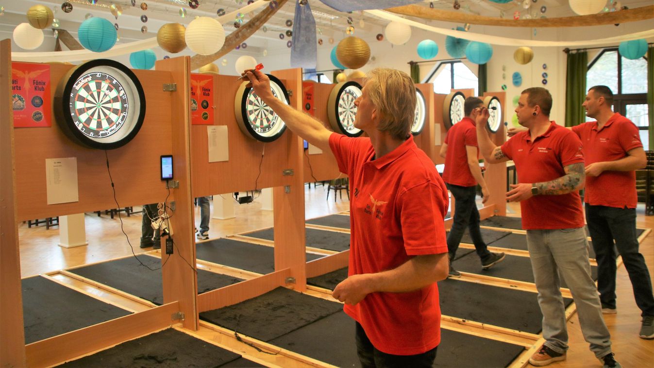 Darts nyilak csapódtak sorban a triplapontos szektorokba a vándorkupán