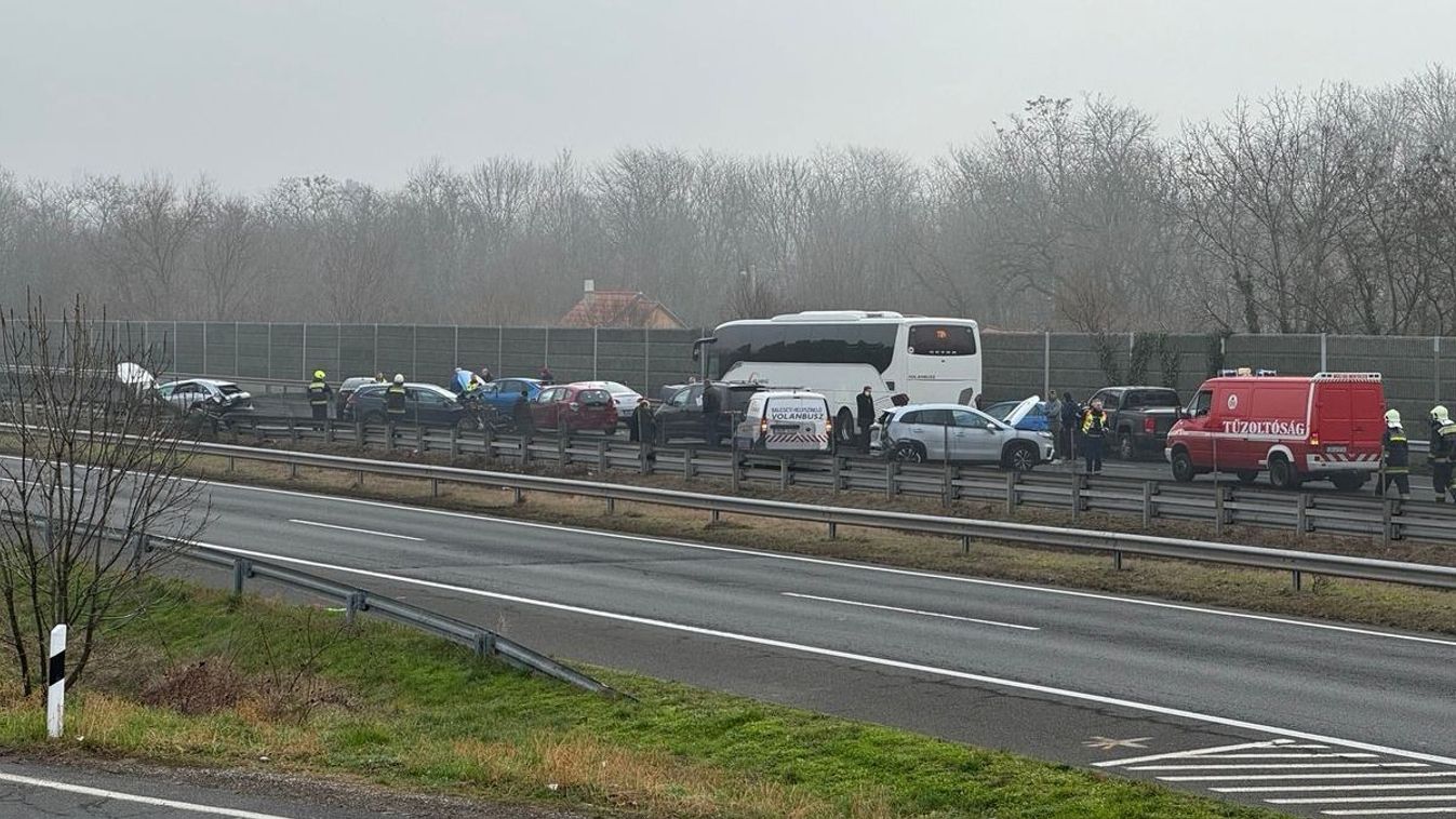 Itt a szörnyű videó, amin látni milyen sűrű volt a köd az M7-en a tömegkarambol előtt