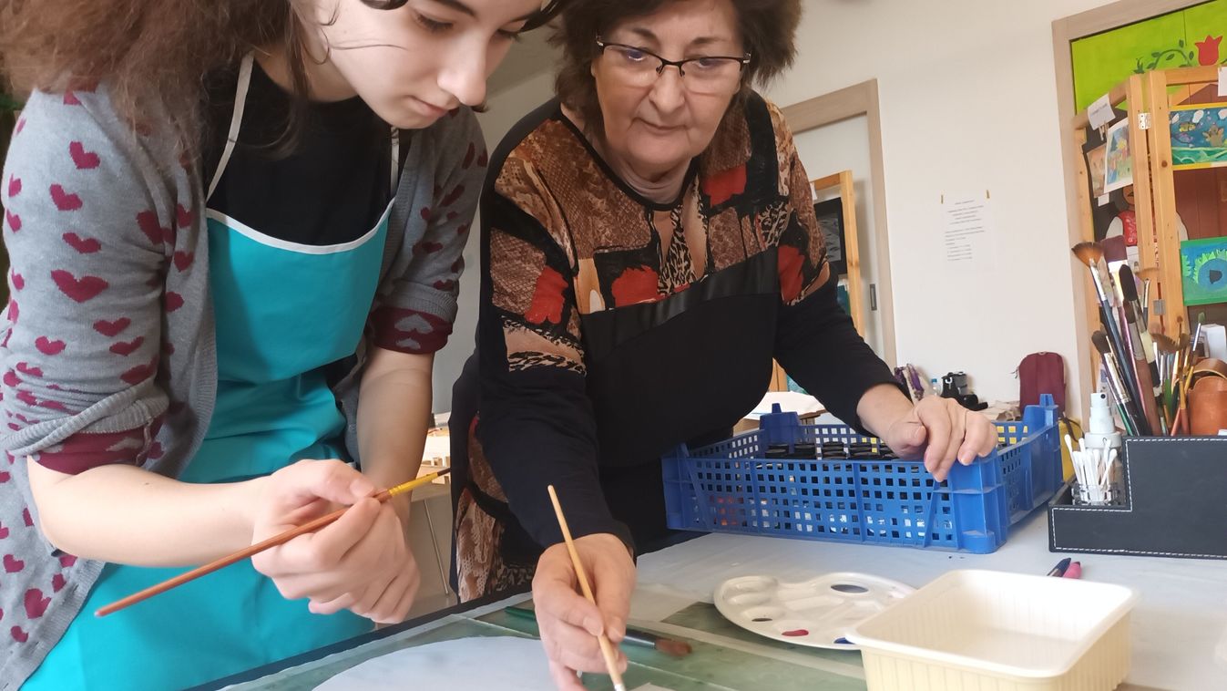 A selyemfestés eredménye: percek alatt pillangó került az anyagra