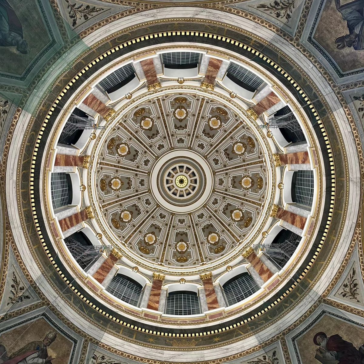 A bazilika kupolájának belsejéről lekerült a háló