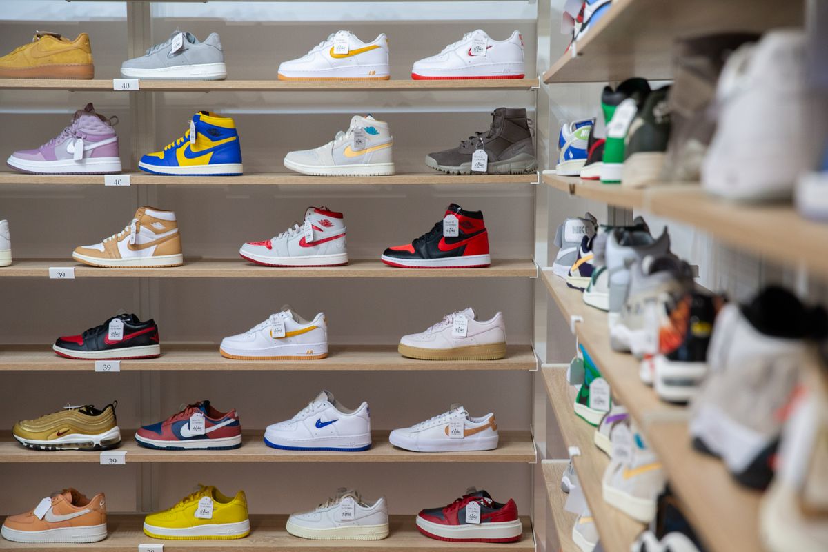 A tatabányai sneaker boltban az átlagár olyan negyven-ötvenezer forint környékén mozog.