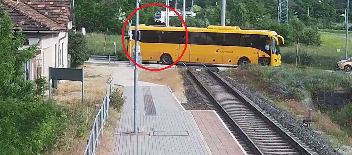 A vasúti átjárón úgy ment át a busz, hogy közben piros volt a jelzés és a vonat is érkezett