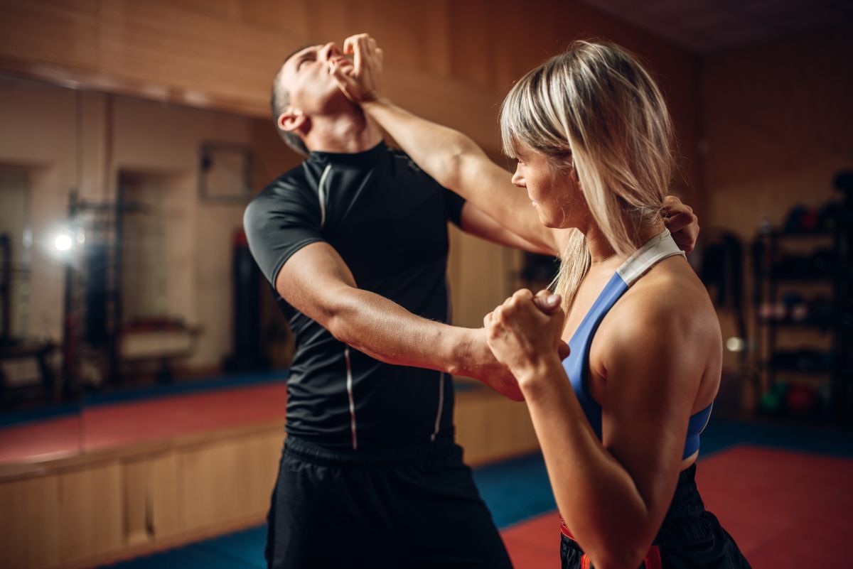 Female,Person,On,Self-defense,Workout,With,Trainer önvédelem