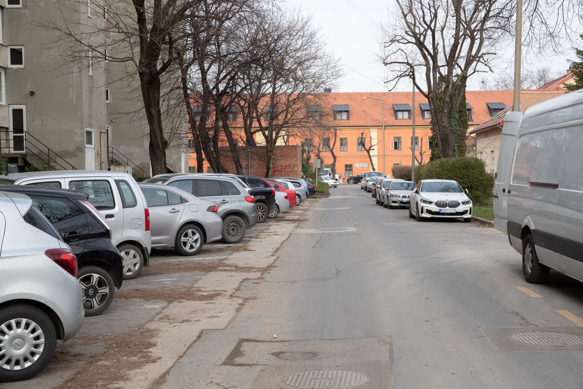 It is very difficult to find free parking in the surroundings of Ady Endre út and the buildings.  Finding a parking space in Tata is a real challenge.