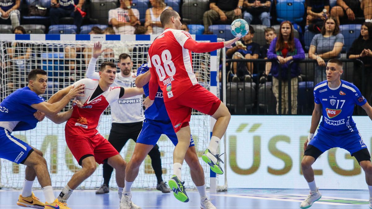A Dabas csapata (pirosban) a Tatabányát legyőzve jutott be a Magyar Kupa elődöntőjébe