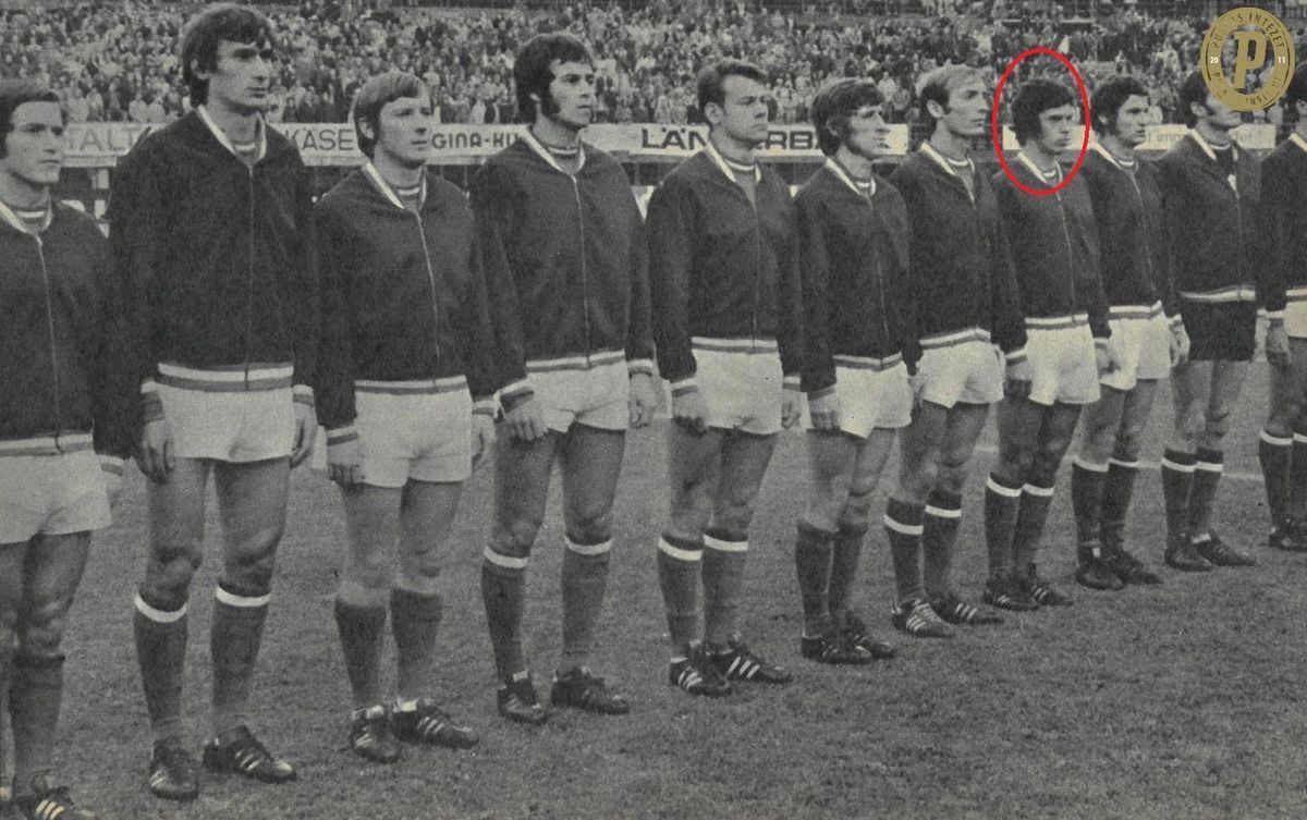 Juhász Péter (bekarikázva) az Ausztria – Magyarország világbajnoki selejtezőn 1972-ben