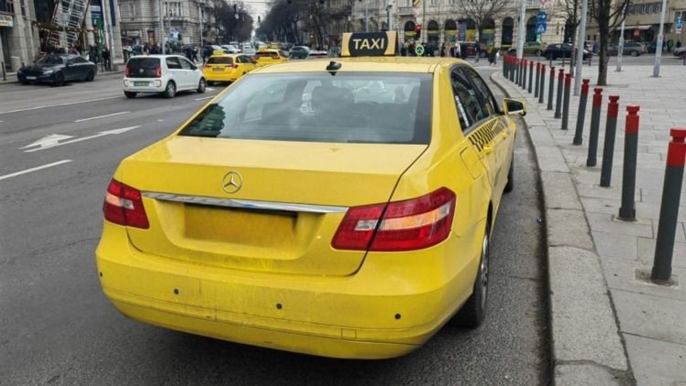 Beleszaladt a rendőrbe egy csaló taxis, 12 ezer forintos alapdíjjal számolt