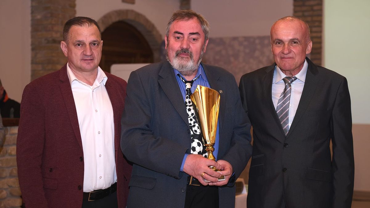 Kunstár Béla játékvezető (középen) különleges elismerésben részesült 