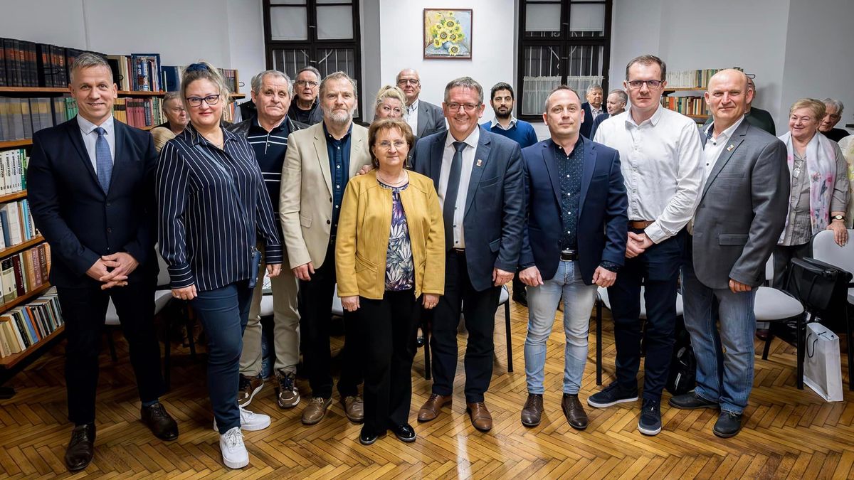 A Fidesz-KDNP megnevezte azokat, akik a következő ciklusban is Tataáért tehetnének a testületben. A nyolc képviselőjelölt között három rutinos politikus és öt új induló szerepel.