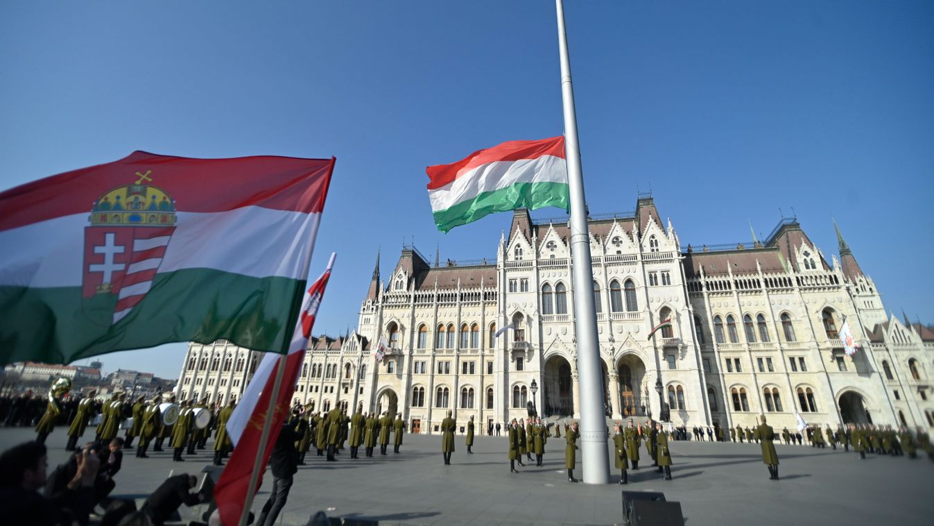 Felvonták a nemzeti lobogót az Országház előtt