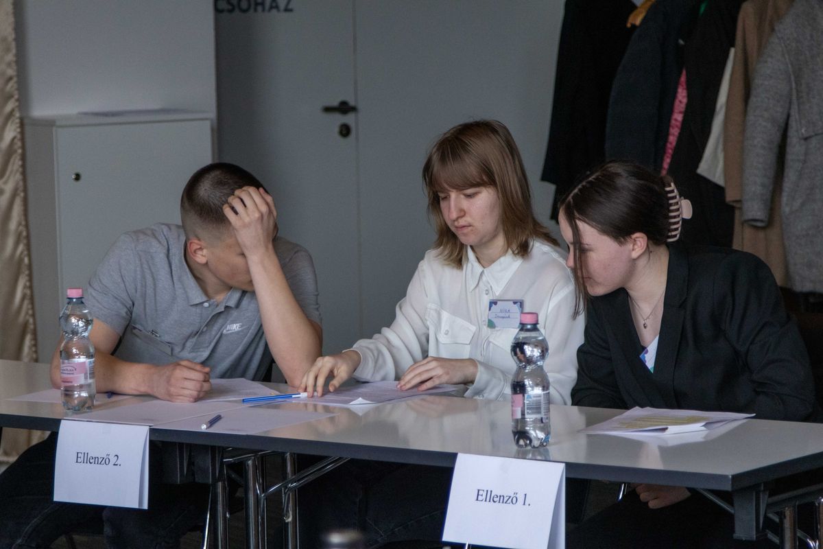 A Vértes Agorájában tartott vitaversenyen középiskolások mérhették össze érveléstechnikájukat. A vitanapon összesen három csapat állt ki véleményük mellett.