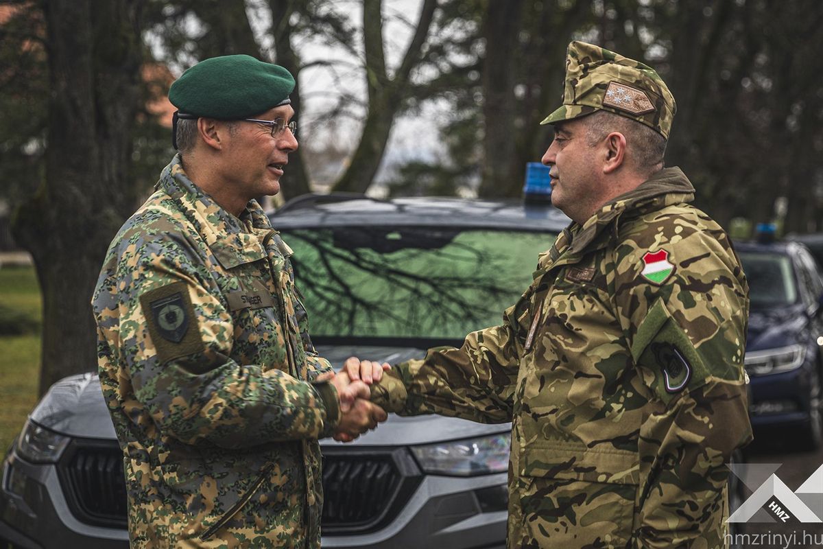 Magasrangú külföldi katona érkezett látogatóba hazánkba. Az osztrák vezérezredest a tatai dandár látta vendégül.