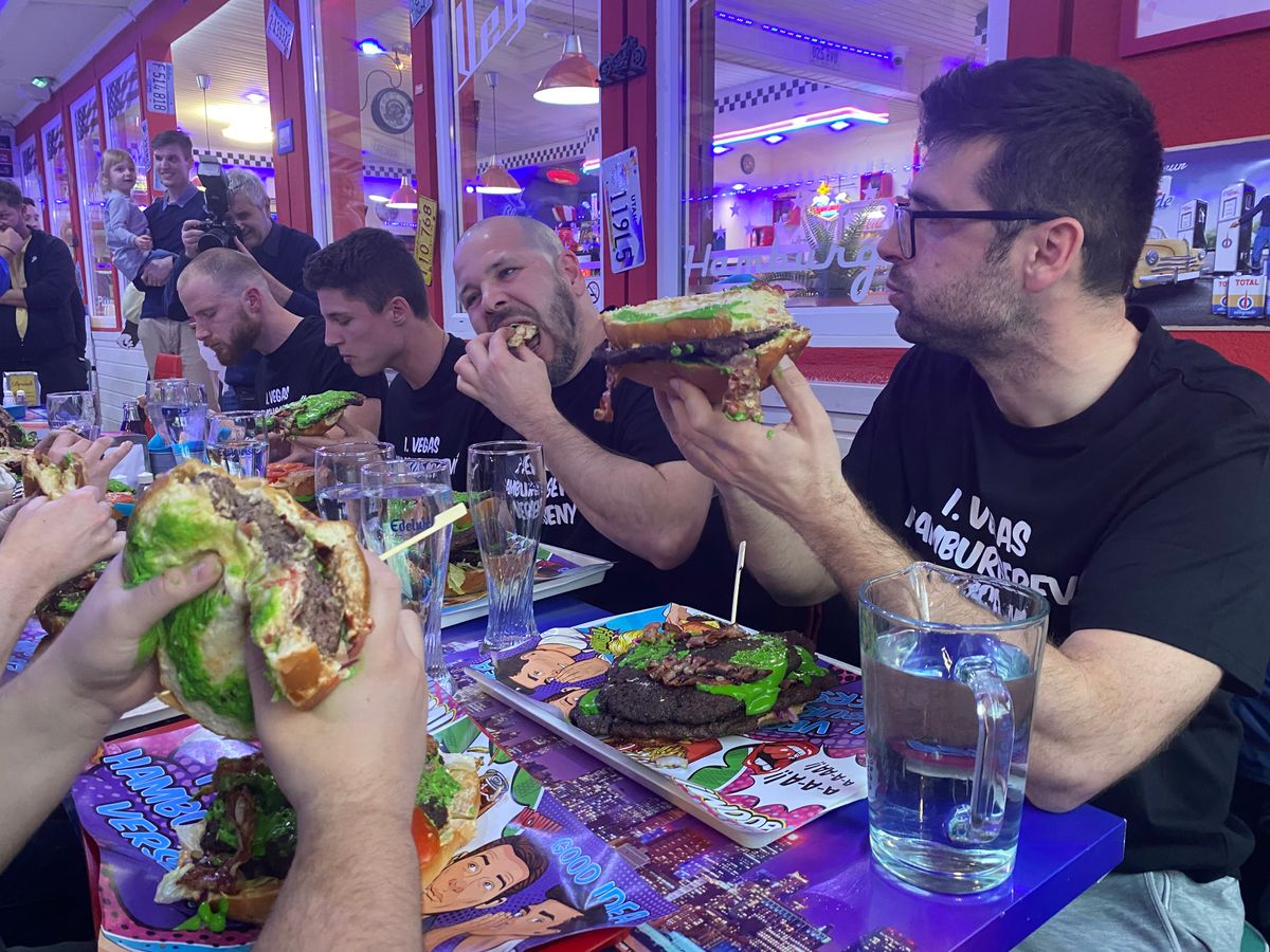 A hamburger hatalmas méretűre nőtt, 2 kilogrammos volt Hulk