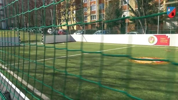 Az óvodásoknak már elkészült a focipálya, hamarosan kész lesz a felnőtteké is Lábatlanban