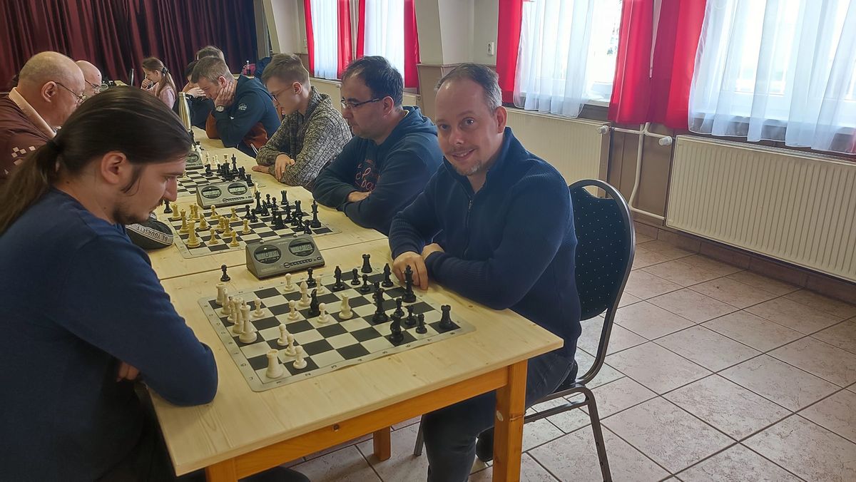 Egymásnak adták a sakk mattot a sport szerelmesei a Bányász Klubban, a Géniusz SE Tata-Naszály programján.
