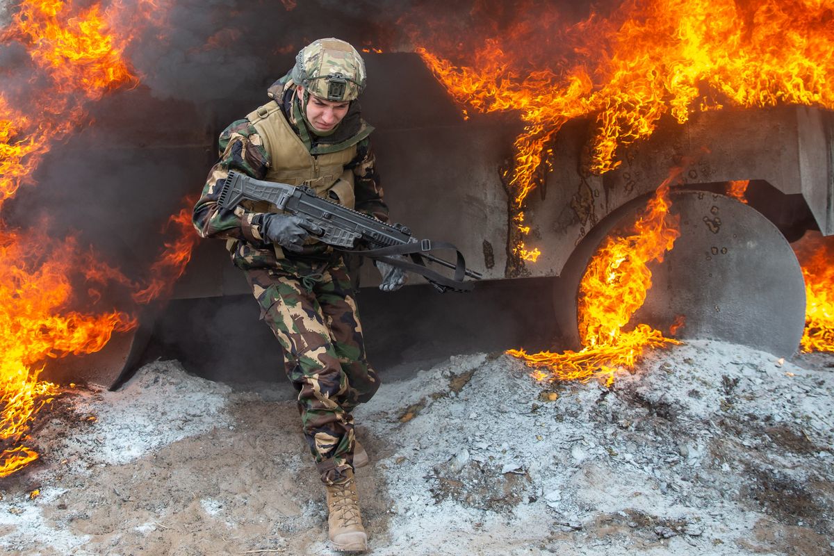 Még a tűz sem lehet akadály, vagy rettentheti el a tatai katonákat. Az újonc tüzérek a harctéri tüzek elleni kiképzésen vettek részt, ahol félelemnek nem volt helye. 
