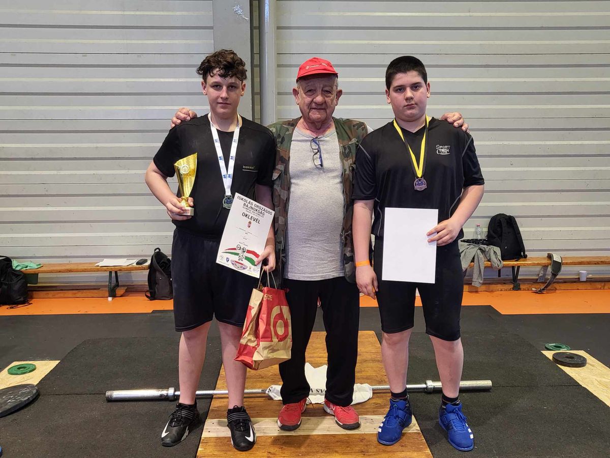 Soroksáron rendezték az országos iskolás bajnokságot. A 73 kilós Krasznai Levente bajnok lett, kiváló súlyemelés mellett.