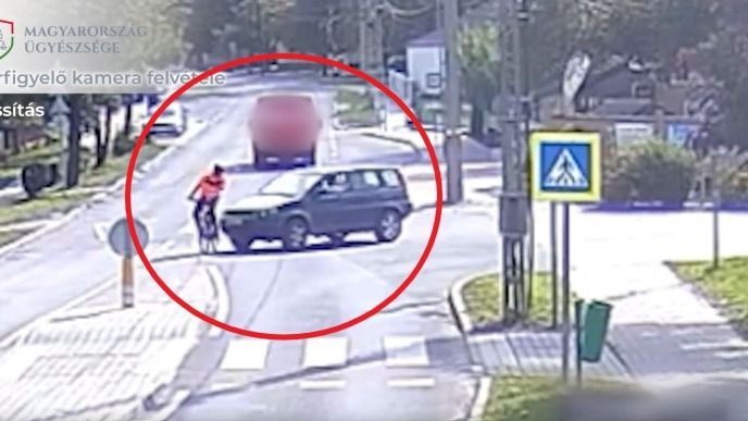 A gázolás során feltehetően egy furgon miatt nem vette észre a biciklist az autó vezetője