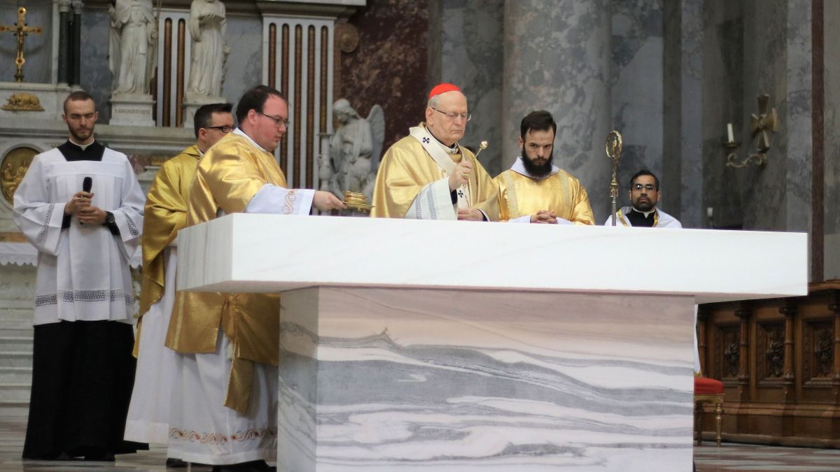Húsvétvasárnap után újra szentmisét mutatott be Erdő Péter bíboros az esztergomi bazilikában. A főpásztor a szertartás keretében megáldotta a főszékesegyház új oltárát is. 
