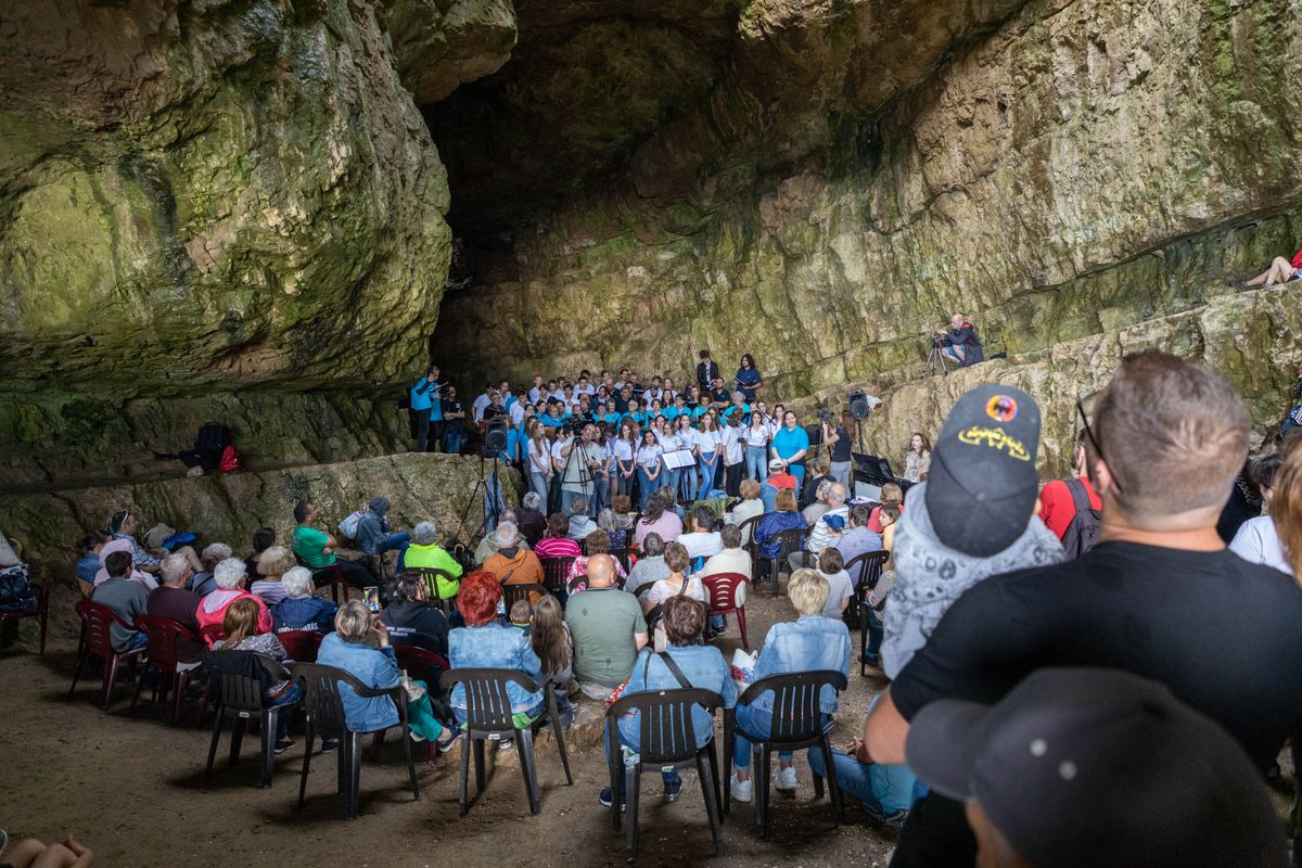 Bakancsos koncert a Szelim-barlangban