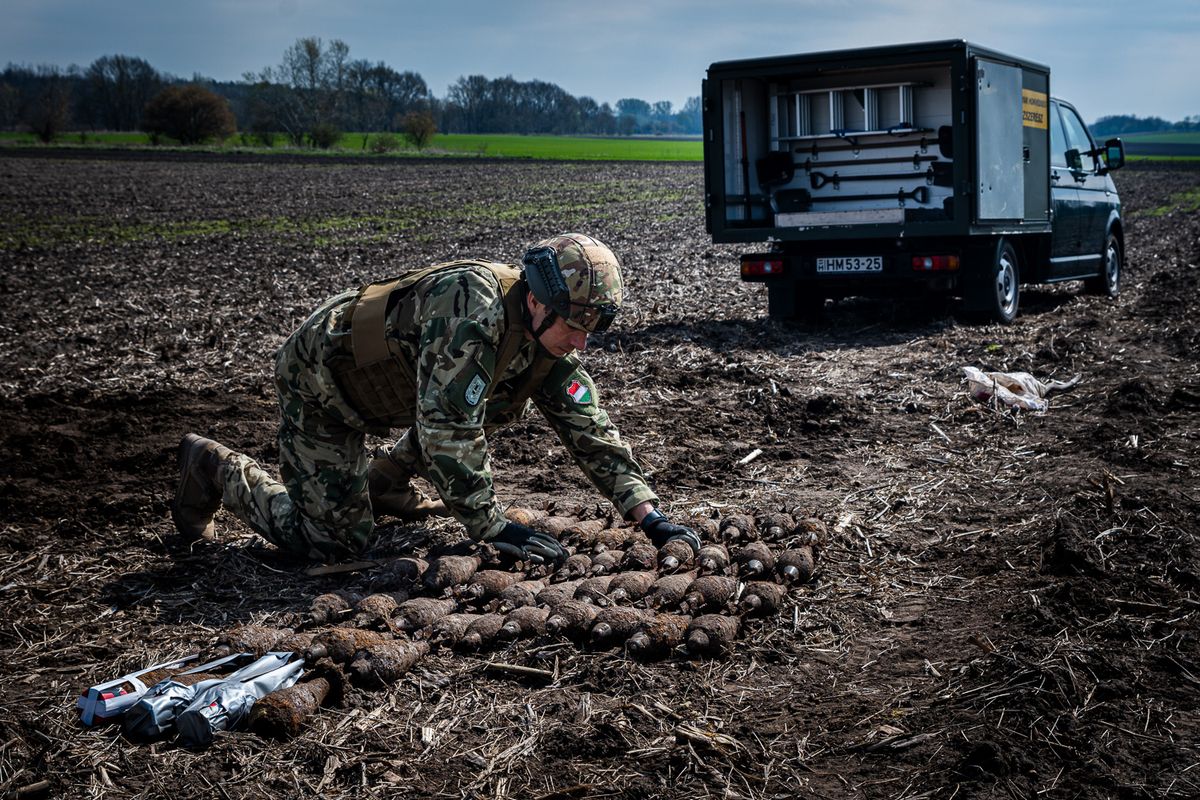 A honvédség tűzszerészei napokig dolgoztak Csép mellett. A katonák több mint 250 kilogrammnyi gránátot találtak egy szántóföldben. 