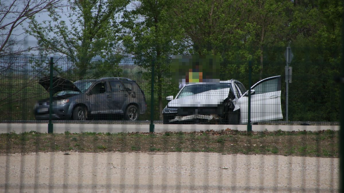 Nem adott elsőbbséget, összeütközött két autó a forgalmas úton, többen meg is sérültek. A baleset utáni helyszínelés és műszaki mentés miatt teljes útzár lépett életbe.