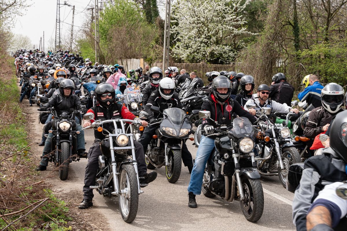 A motoros felvonulás nagyon látványos volt Tatabányán