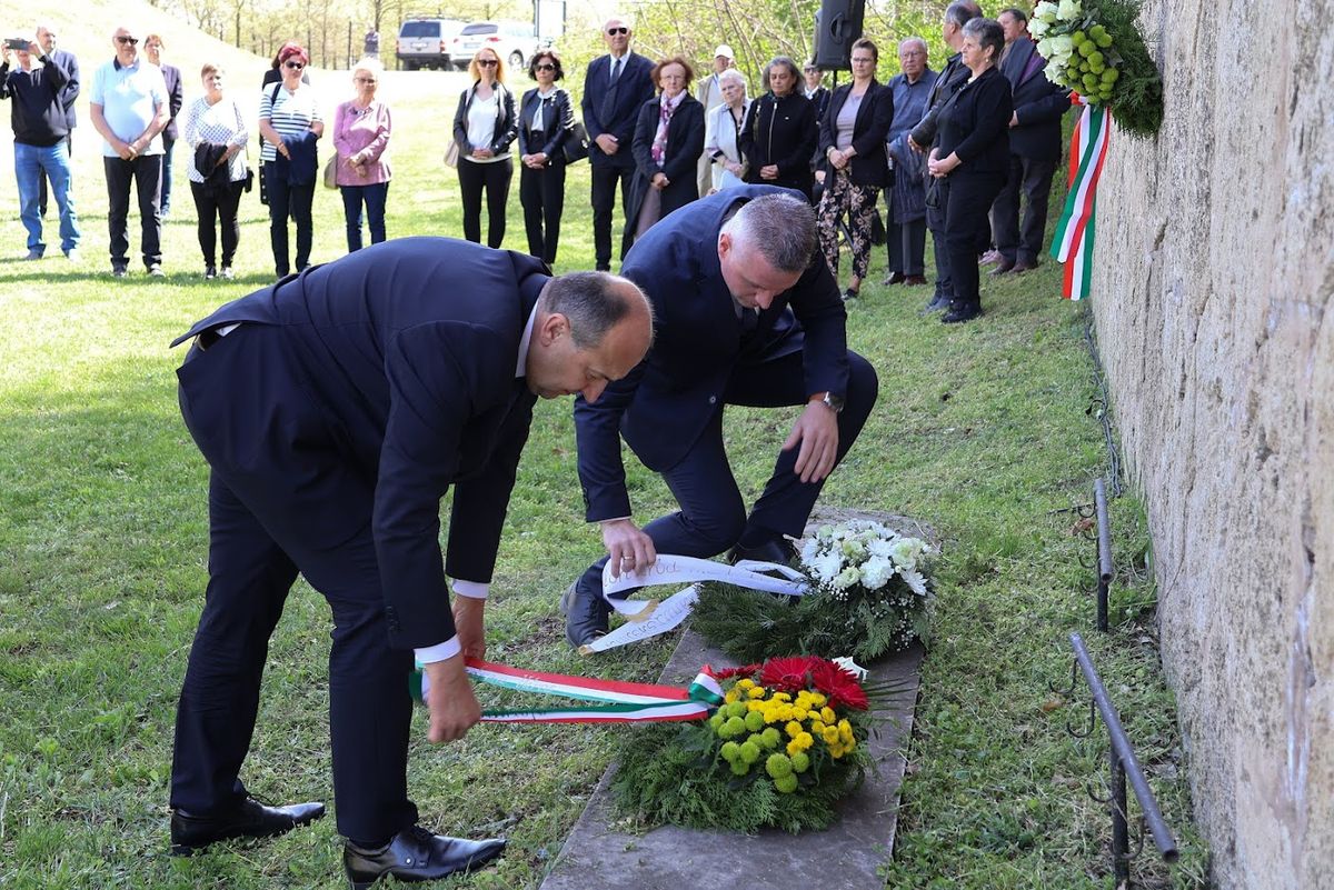 Molnár Attila polgármester és Vizeli Csaba is koszorúzott a felvidéki kitelepítettek emléknapján