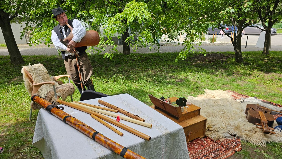 Keresztes Nagy Árpád és az általa bemutatott népi hangszerek Szent György-nap ünnepségén