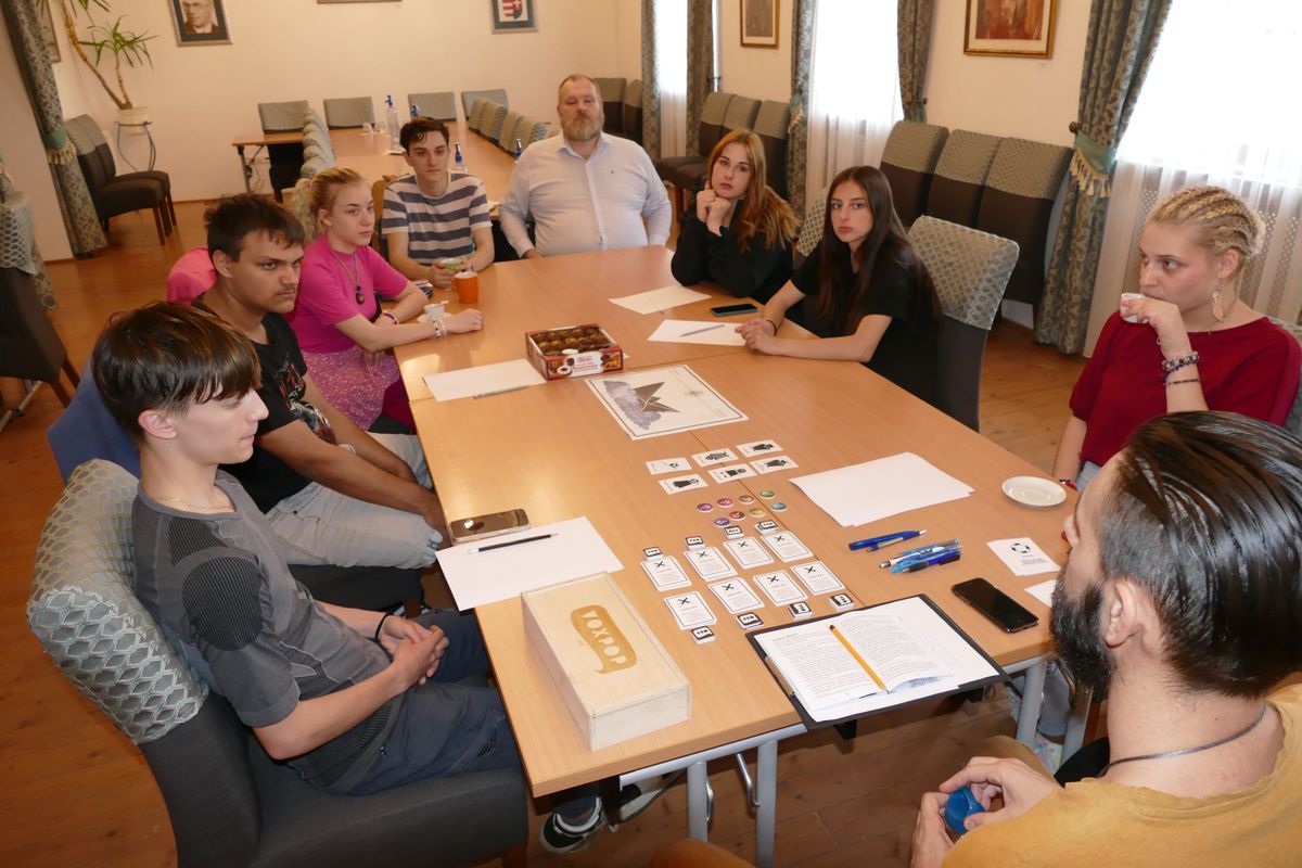 Újabb játékos programot szervezett a tatai diákönkormányzat. Az Egy hajóban evezünk társasjáték a választásokra hangolta a fiatalokat.