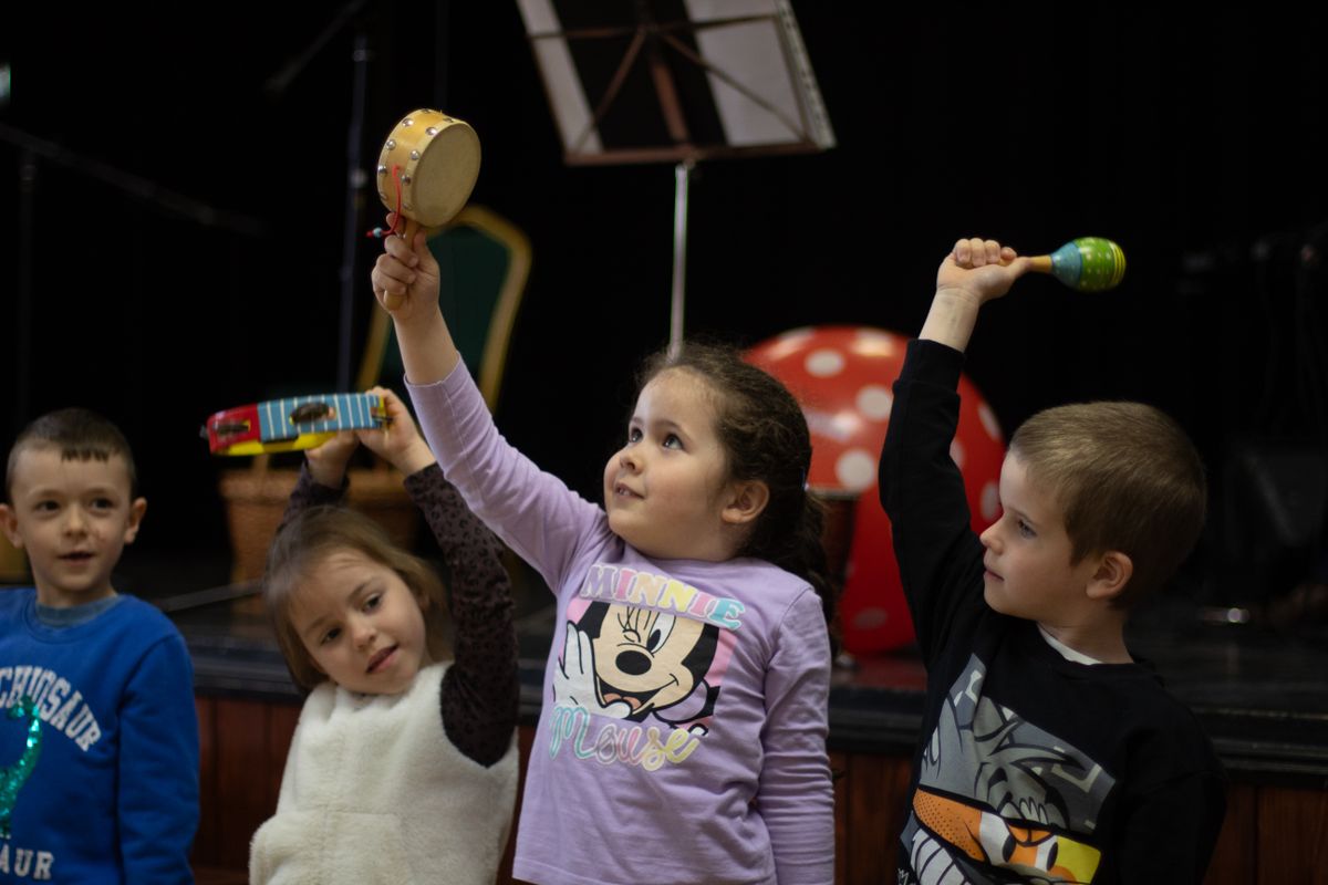 A Cimbora koncertjén a gyerekek hangszereket is kipróbáltak