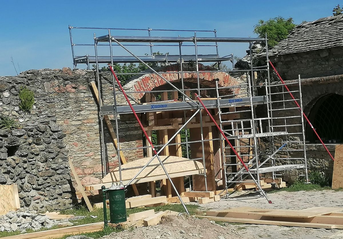 Még decemberben fedték be a tatai Fellner kaput, mert egy kődarab kihullott belőle. Most az örökségvédelem jóváhagyásával felújíthatják a Tati-vár háromszáz éves várkapuját. 