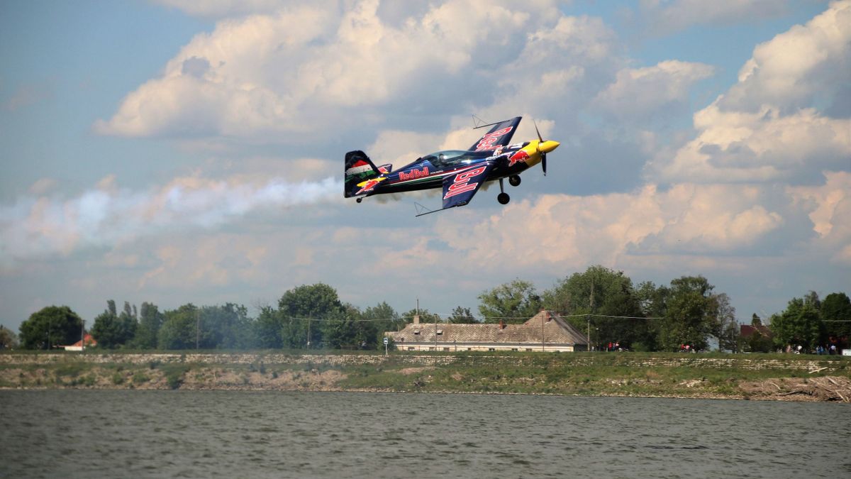 A Red Bull Air Race pilótájaként beírta magát a történelembe, szinte mindenki ismeri a nevét. Besenyei Péter a hétvégén Lábatlanon a Duna felett körözve mutatott be lélegzetelállító mutatványokat.