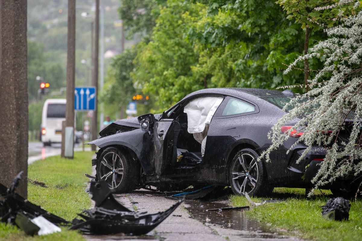 A baleset akkora erejű volt, hogy a BMW még egy villanyoszlopot is kidöntött