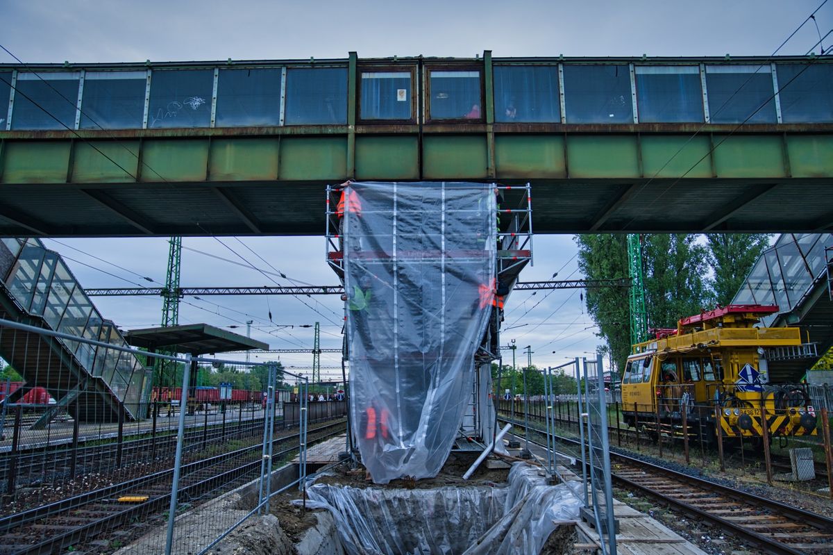 Ezen a héten felállványozták a felüljáró pillérjeit a szakemberek. A tatabányai vasútállomáson jól halad a három új lift építése.