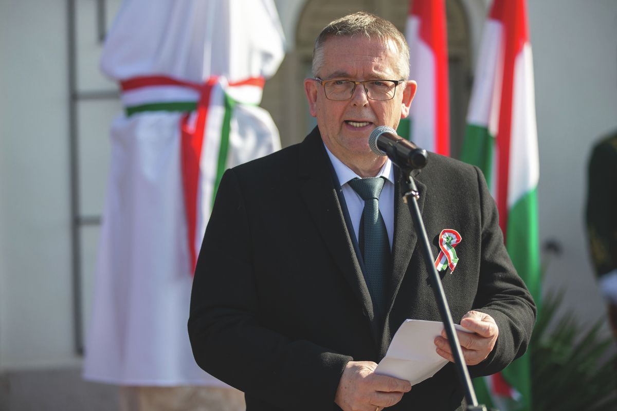 Három polgármesterjelöltje is van már Tatának. A Fidesz-KDNPs Michl József jelenlegi városvezetőt és a kormánypárt aspiránsait kihívó csoportosulások összességében egy célért fogtak össze néhány éve, de a viszony, úgy fest, elmérgesedett azóta köztük. 