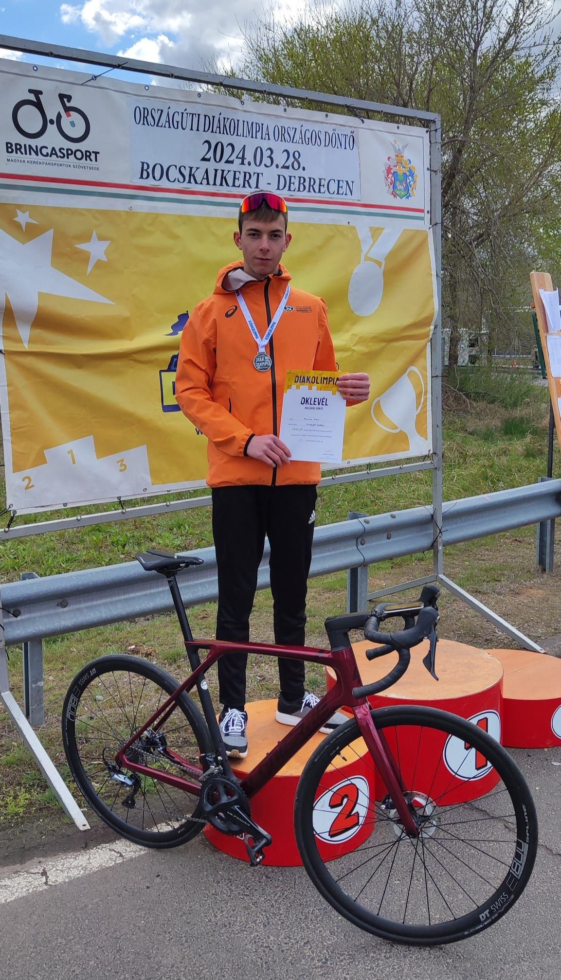 A tavalyi negyedik hely után idén már dobogóra állhatott Prantner Ákos. A táti fiatal sportoló kőkemény edzésmunka eredményeként végzett második helyen az Országúti Kerékpár Diákolimpia országos döntőjében.