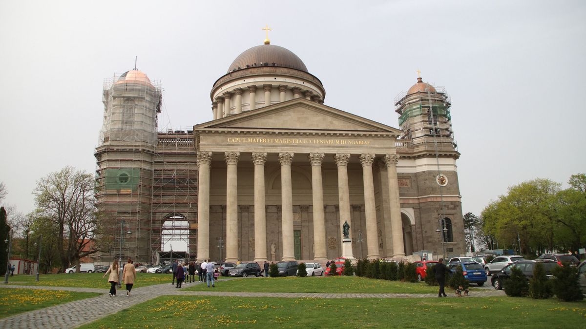 Történelmi pillanat, több mint száz éve nem szólalt meg együtt az esztergomi bazilika hat harangja. Az idei húsvéti ünnepet a különleges harangszó aranyozta be Esztergomban.