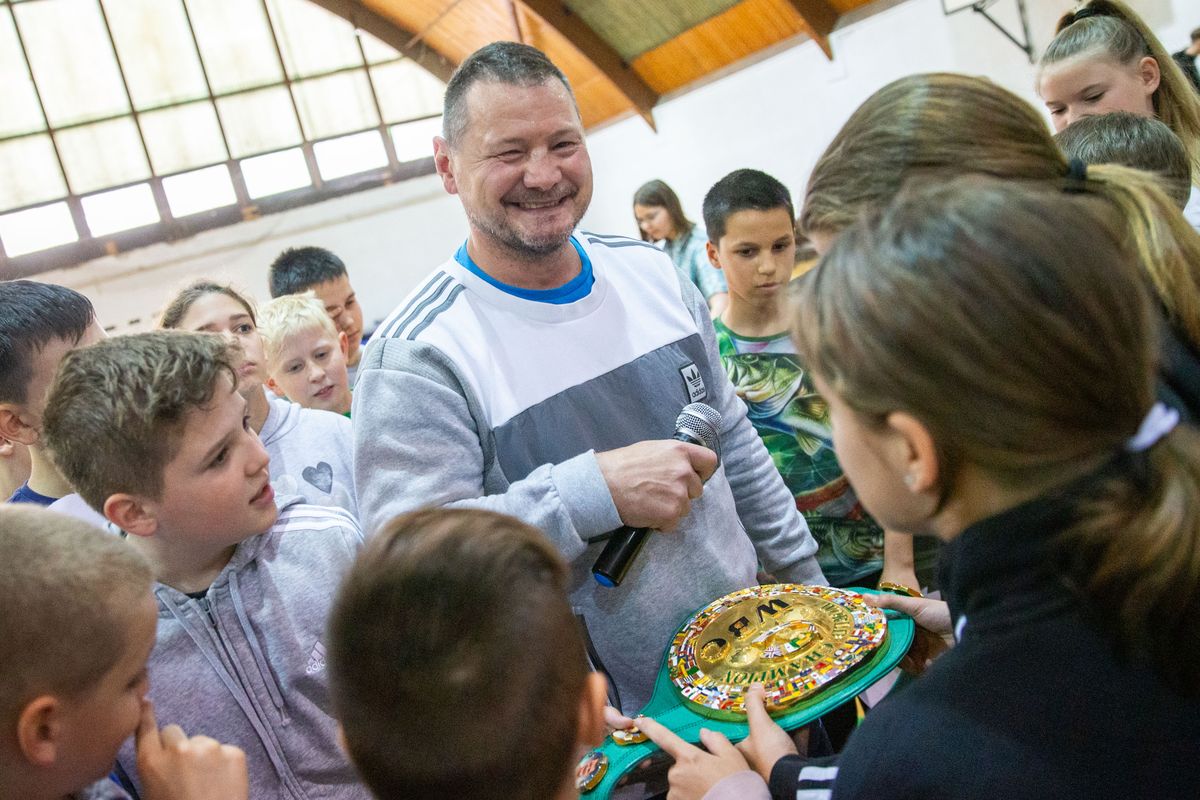 A magyar ökölvívás ikonikus alakja tiszteletét tette a tatabányai Dózsa Sportiskolában. Erdei Zsolt egy előadás keretében mutatta meg az ökölvívás alapjait a gyerekeknek.