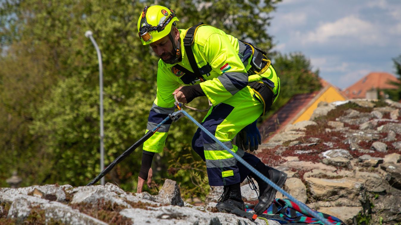 KEMMA – Így kell 12 méter magasan, alpintechnikával gazolni