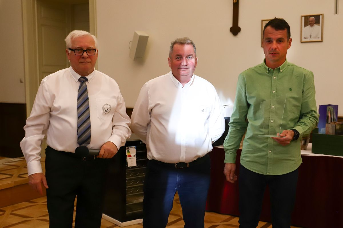 Több mint kétszáz mintát neveztek be a gazdák a XXIX. Esztergom Városi Borverseny. A megmérettetés legjobbja a penci Lingvay Pincészet 2022-es évjárú Rajnai Rizling bora lett, mely kiérdemelte a borverseny győztesének járó Champion-díjat.