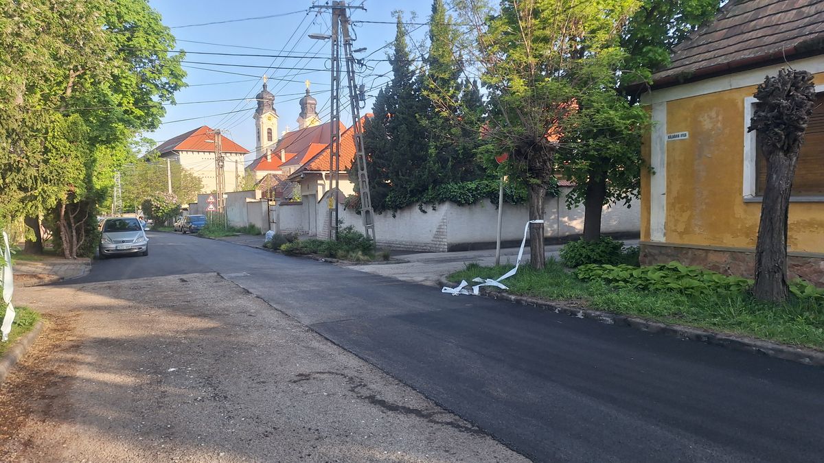 A Kálvária utca már évek ót anagyon rossz állapotban van. Most lehetősége van a városnak az útfelújításra. 