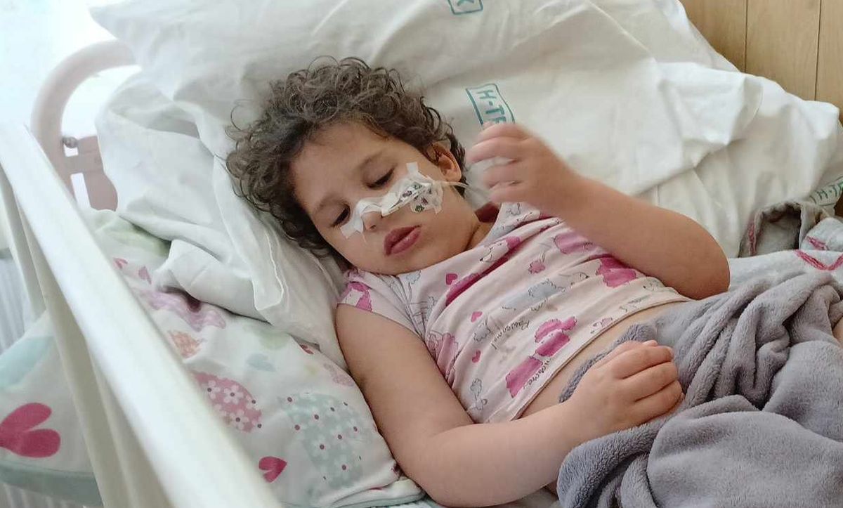 Az 5 éves baji kislány még csütörtökön került kórházba. Azóta újabb sztrókot kapott. Most újra tanul beszélni. 