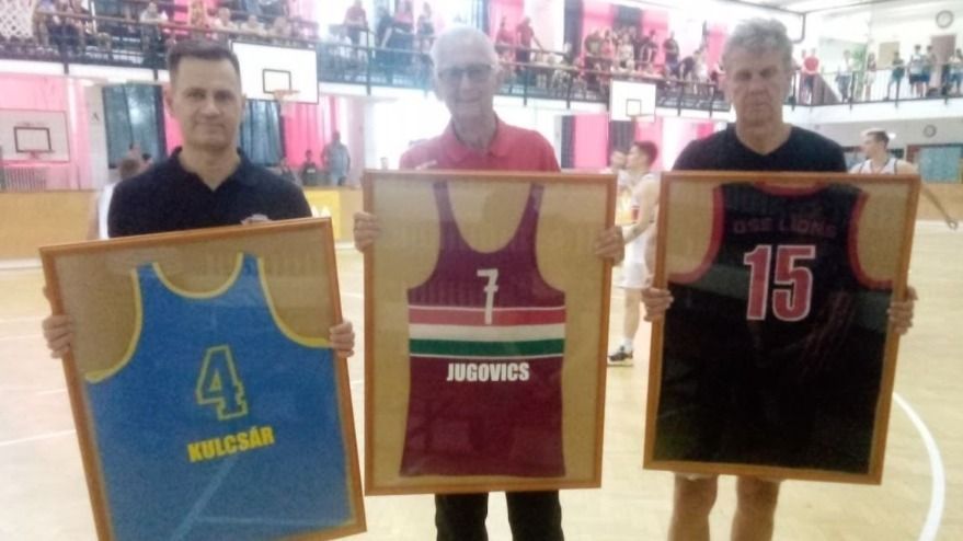 Jugovics József válogatott trikója is felkerült az oroszlányi sportcsarnok falára