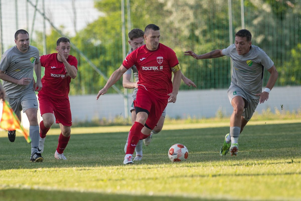 A Nyergesújfalu (pirosban) a Bábolna legyőzésével jutott be a megye kupa döntőjébe