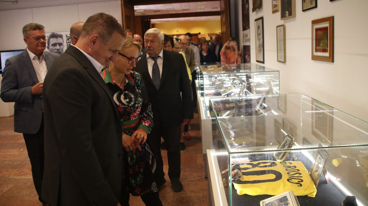 Erős Gábor (balra), az Aranycsapatról szóló kiállítás fővédnöke is megtekintette a tárlatot.