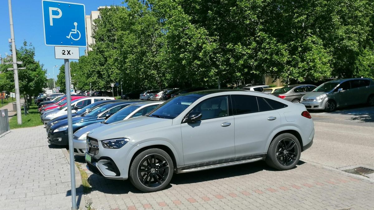 Mozgáskorlátozottak parkolójában áll a Mercedes terepjáró